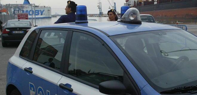 Tenta il furto sul traghetto ma in porto trova gli agenti 