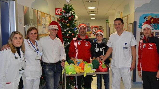 Babbo Natale visita il reparto di pediatria