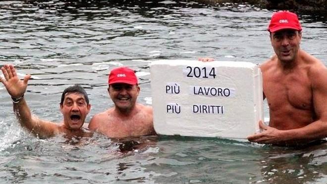 Tuffo in mare per il lavoro