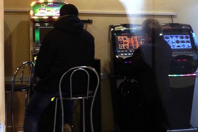 Neanche un euro a quei locali dove si gioca con slot machine 