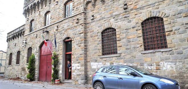 Il direttore assaggia il cibo dei reclusi 