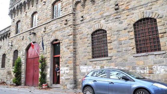 Il direttore assaggia il cibo dei reclusi
