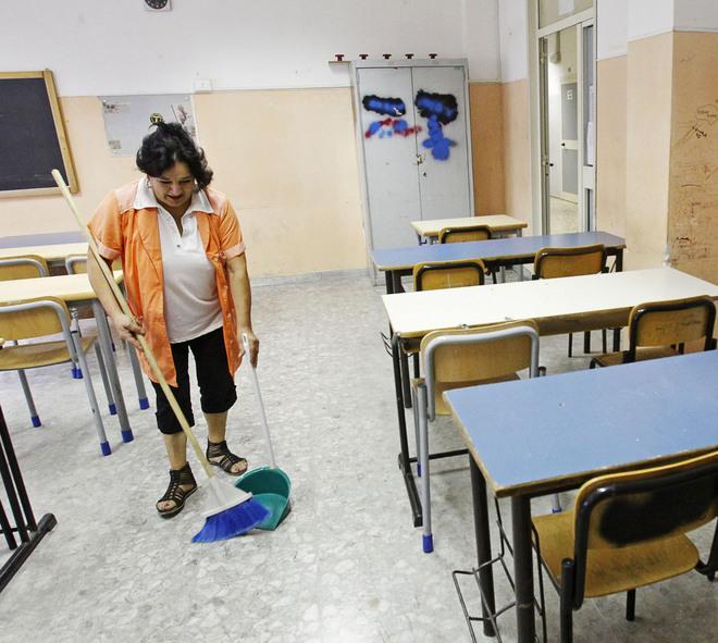Scuola, addetti alle pulizie 80 in attesa del contratto 