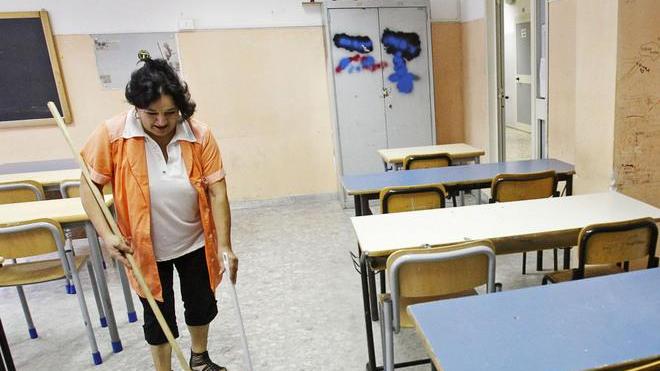 Scuola, addetti alle pulizie 80 in attesa del contratto