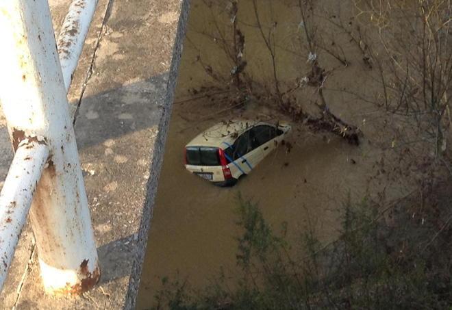 Gettano nell’Arno l’auto rubata 