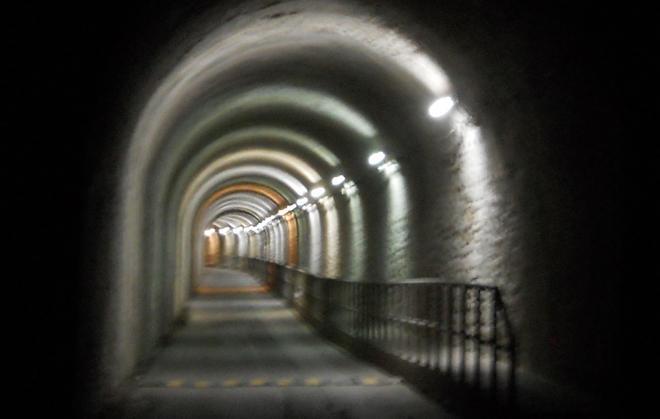 Il secolare tronco ferroviario in mostra nella sala consiliare