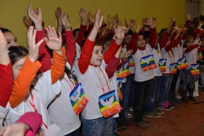 La festa della scuola porta in dono un defibrillatore salvavita 