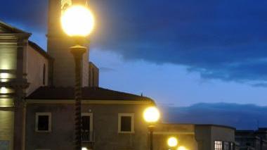Dopo mesi di black-out si riaccendono i lampioni sul lungomare