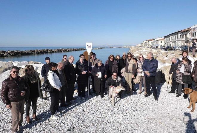 In piazza contro le spiagge di ghiaia 