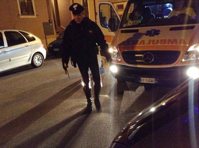 Minaccia la moglie con due coltelli, arrivano i carabinieri 