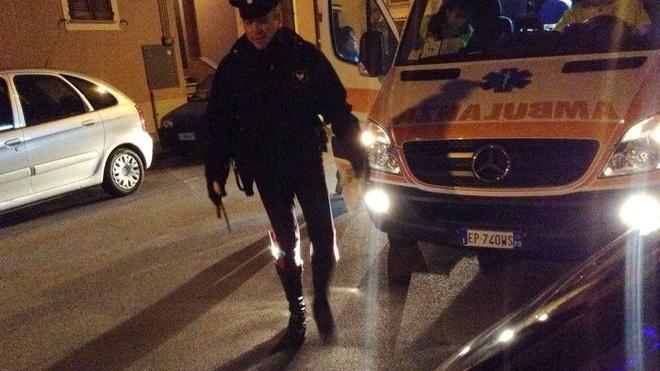 Minaccia la moglie con due coltelli, arrivano i carabinieri