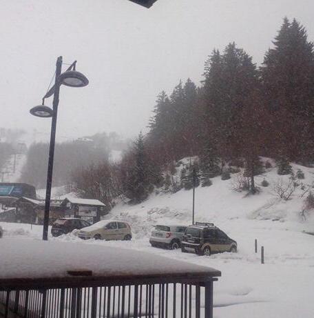 Precipita in una gola con lo snowboard Salvata dai poliziotti 