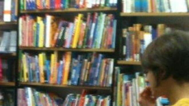 Rubati gli spiccioli nella cassa del bar della libreria Ubik