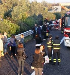 Sbalzato fuori dall’auto: muore sul colpo 