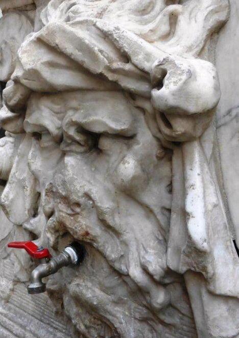 Quel rubinetto che deturpa la fontana di Borgo del Ponte