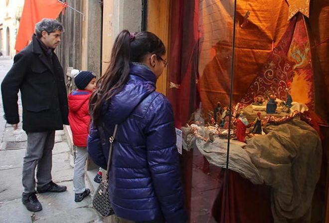 A spasso per Castello immersi nella magia di cinquanta presepi 