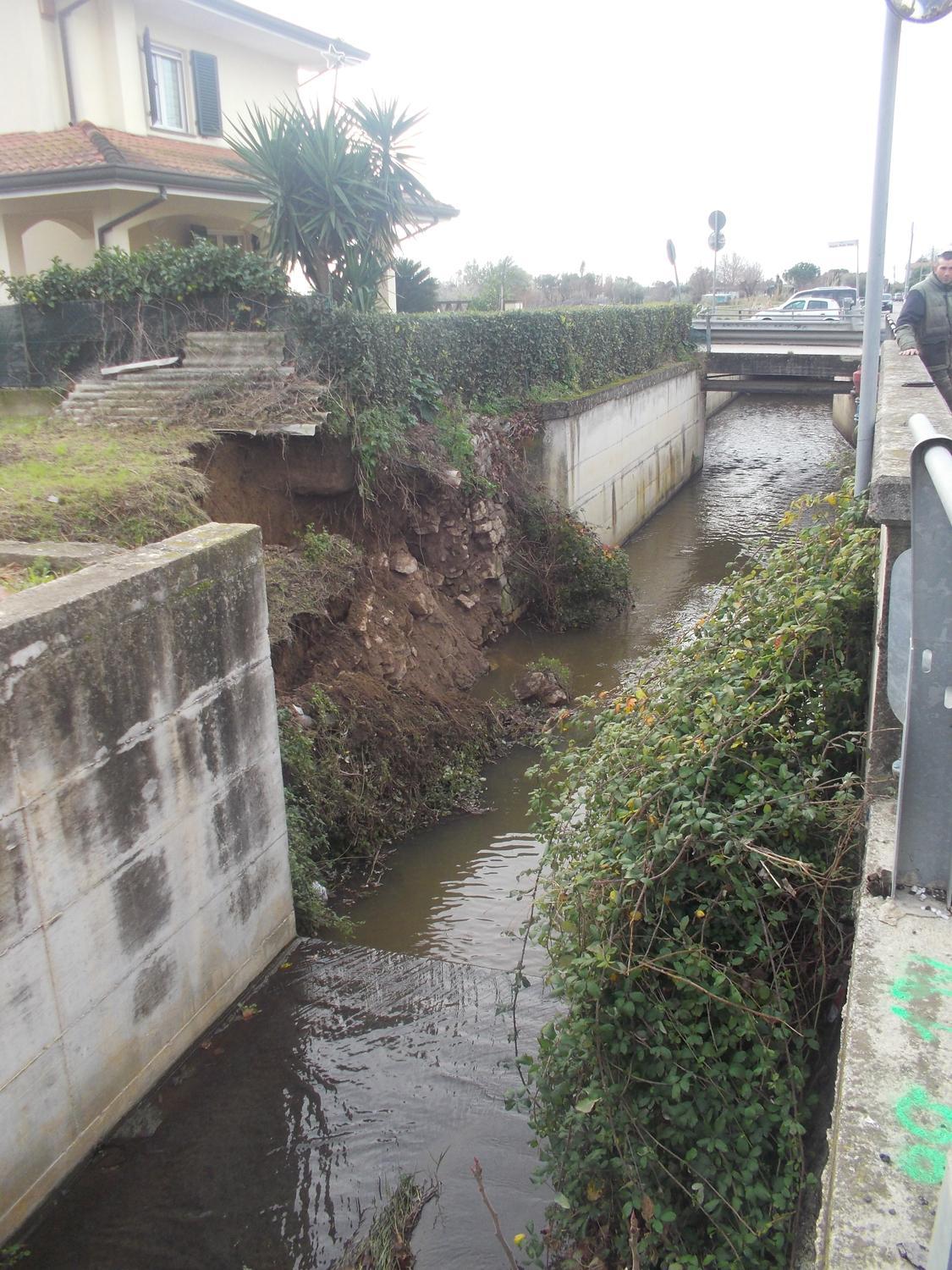 Massarosa, crolla argine sul rio Sterpeti: seconda frana in pochi giorni 