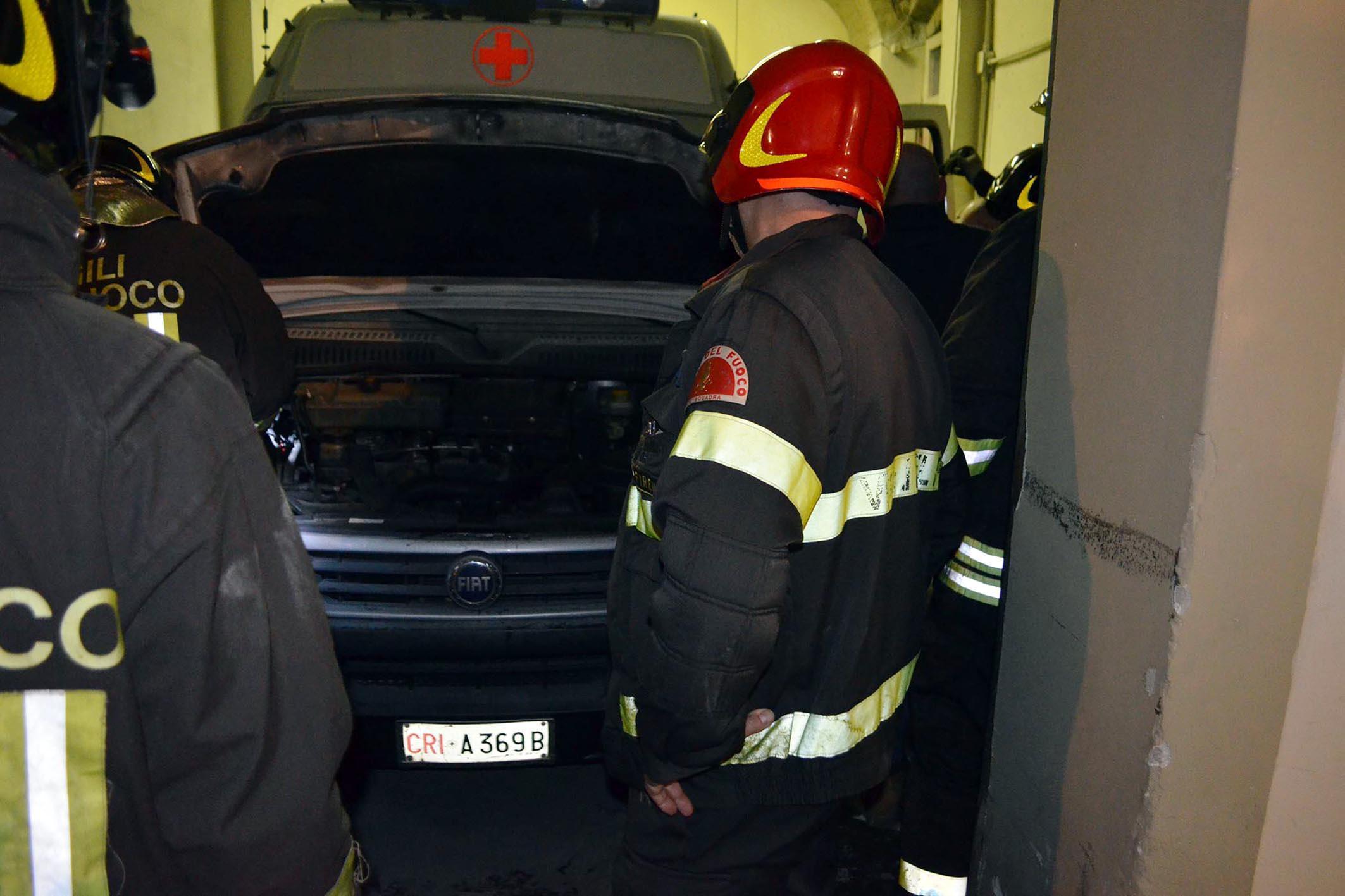 Chiede soldi per la nuova ambulanza fingendosi operatore della Croce Rossa 