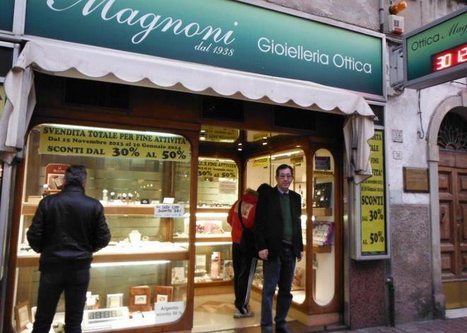 Chiudono i negozi storici regge il franchising 
