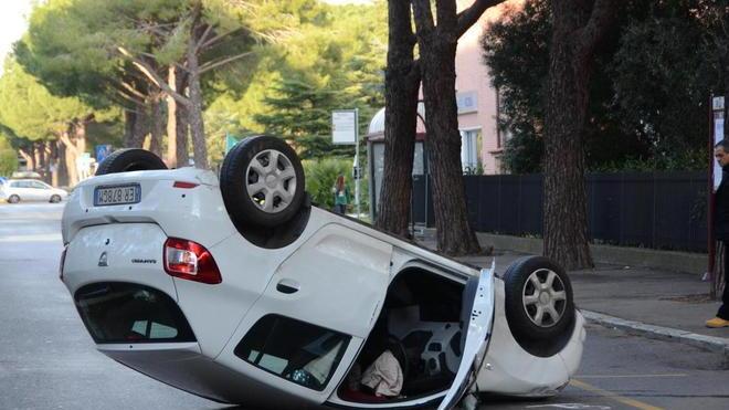 Si capotta con l’auto sul viale Uranio