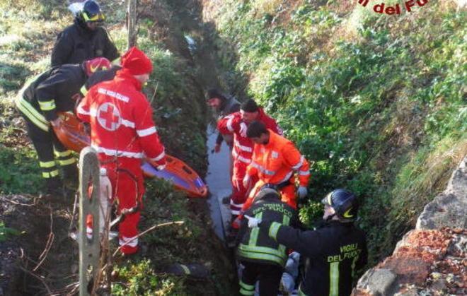 Ciclomatore travolto finisce in un fosso 