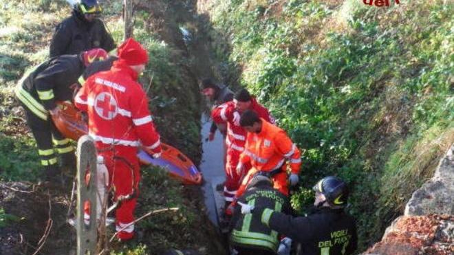 Ciclomatore travolto finisce in un fosso