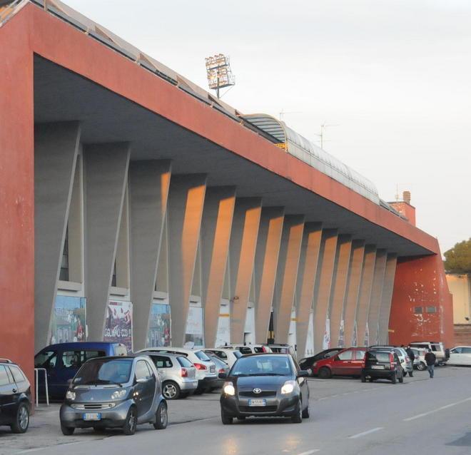 Fiaccolata di Lucca United davanti alla sede al buio 