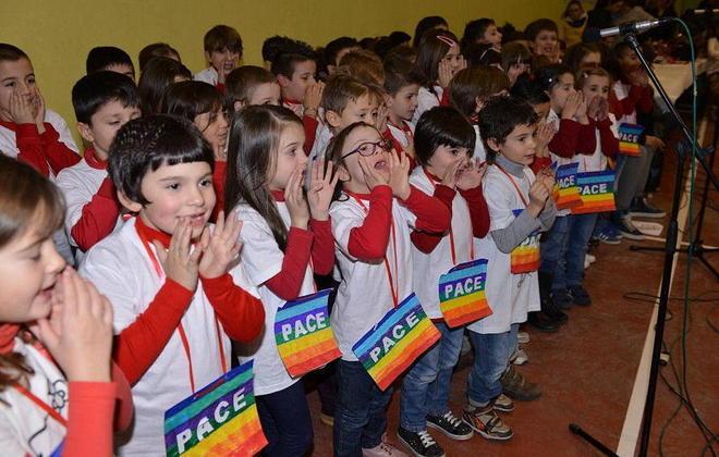 La festa di fine anno della Pascoli porta in dono un defibrillatore 