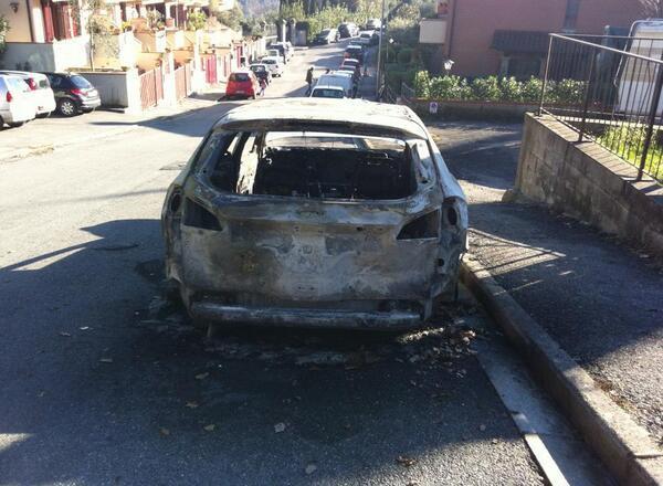 Auto distrutta dalle fiamme a Poggio alla Malva 