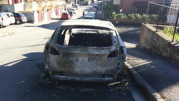 Auto distrutta dalle fiamme a Poggio alla Malva
