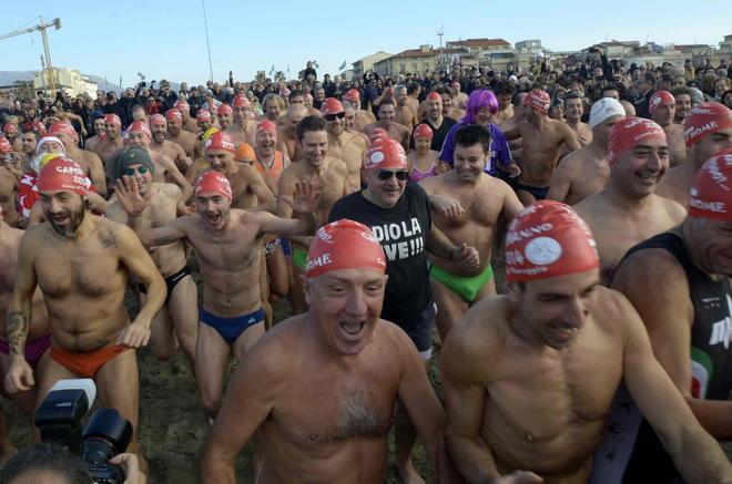 Maxi tuffo a Viareggio per salutare il 2014 