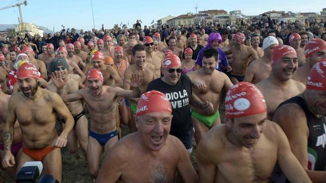 Maxi tuffo a Viareggio per salutare il 2014