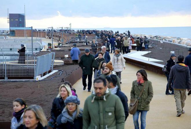 Migliaia di persone sulla nuova passeggiata del porto 