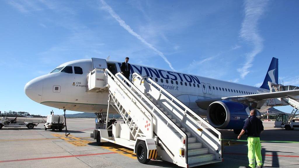 La Livingston cancella quattro voli tra Alghero e Roma, disagi per i passeggeri 