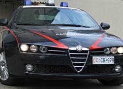 Prende a schiaffi la fidanzata e dà un pugno a un cliente, arrestato 