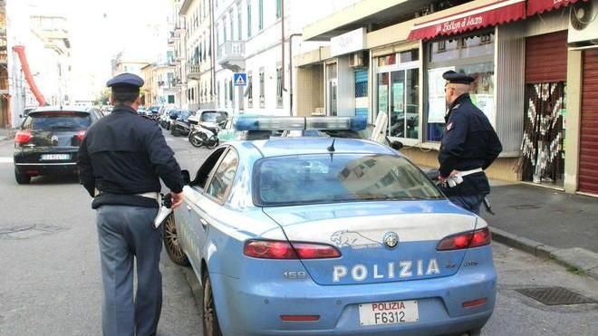 La strana coppia di ladri, presi a rubare su un camper