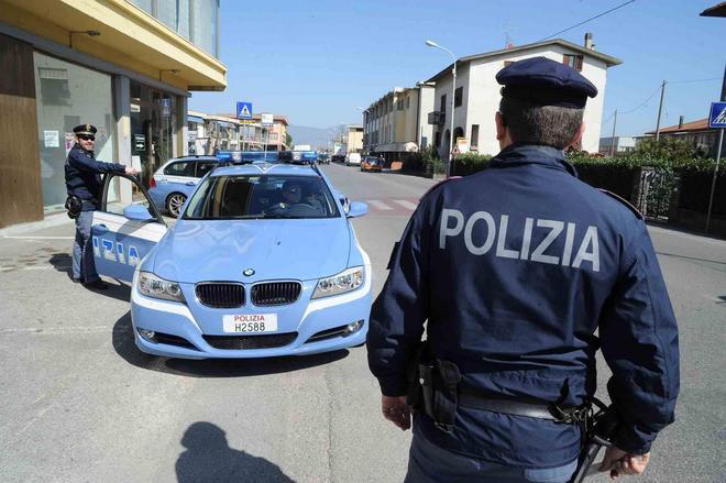 Sale su un’auto e minaccia il conducente con un fucile: arrestata 