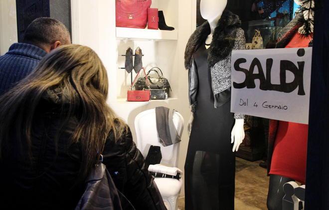 Saldi, attenzione agli sconti sopra al 50% 