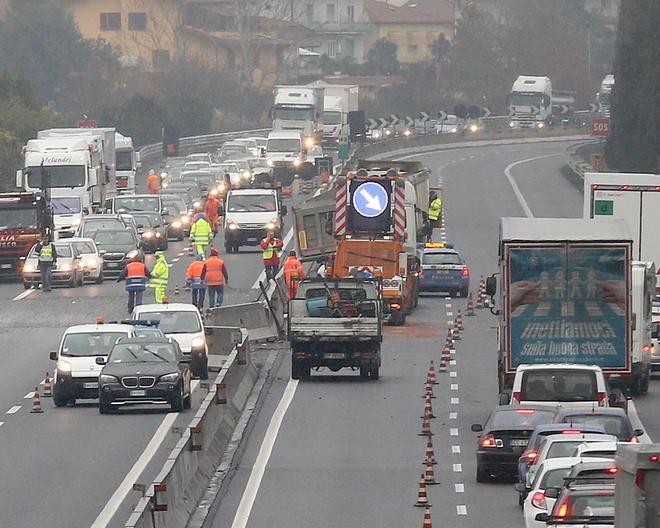 Camion sbanda in A11 per lo scoppio di un pneumatico 