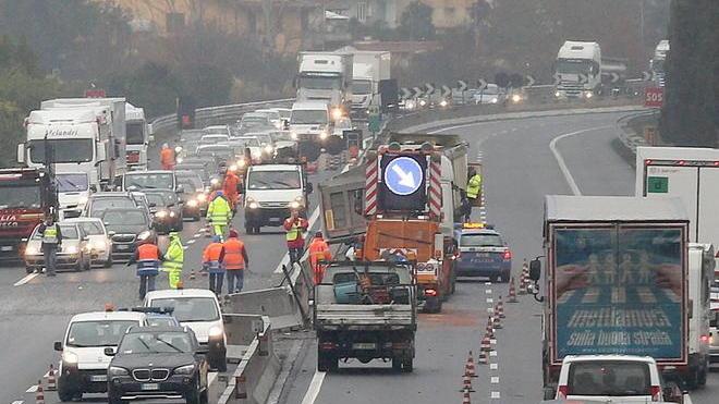 Camion sbanda in A11 per lo scoppio di un pneumatico