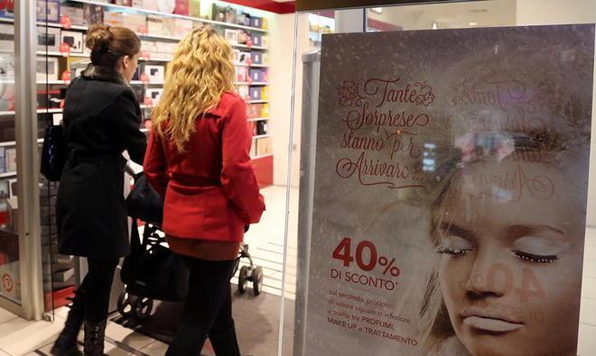 Sabato il via ai saldi invernali. Ogni famiglia farà acquisti per 280 euro 