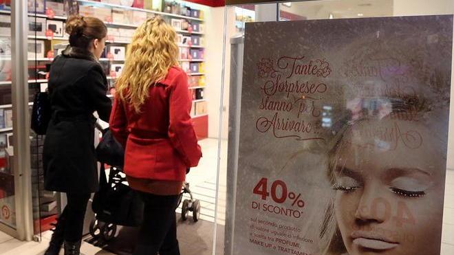 Sabato il via ai saldi invernali. Ogni famiglia farà acquisti per 280 euro