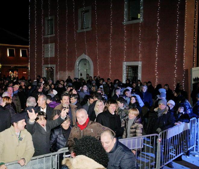 Brindisi, balli e tuffi augurandosi la svolta 