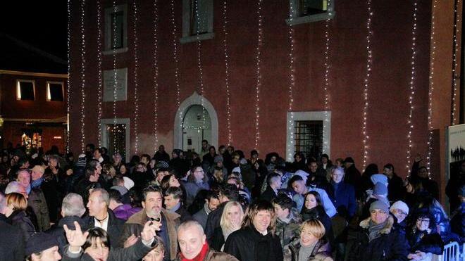 Brindisi, balli e tuffi augurandosi la svolta