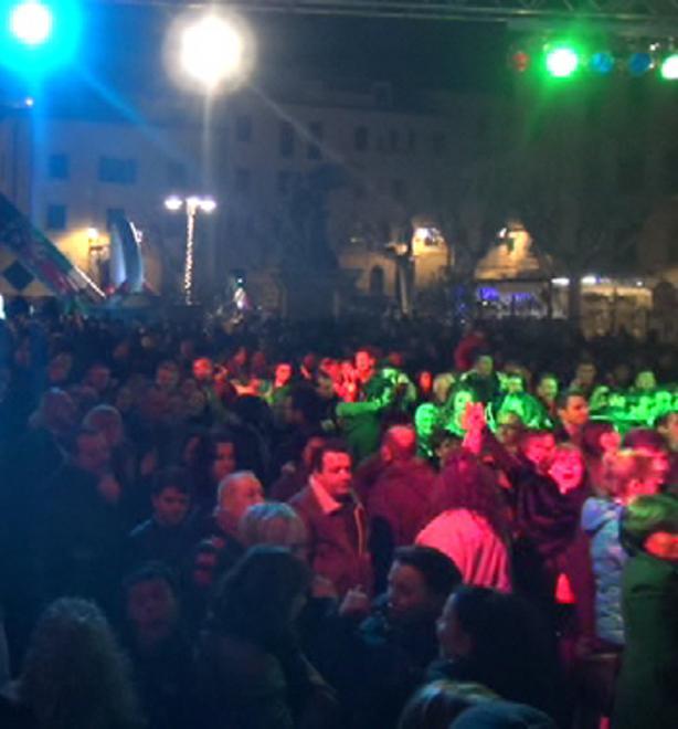 Fuochi e brindisi, in migliaia in piazza per salutare il 2014 