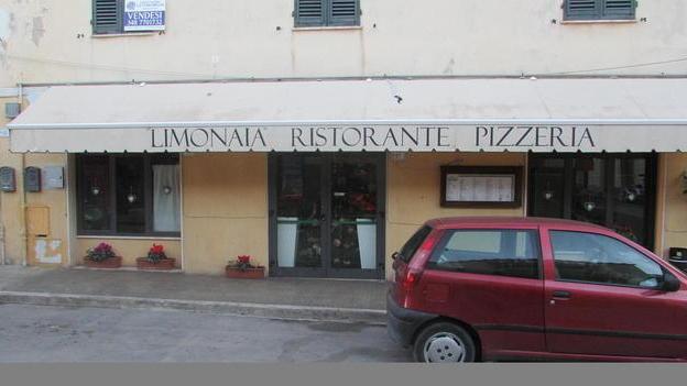 Accoltella il futuro genero in pizzeria