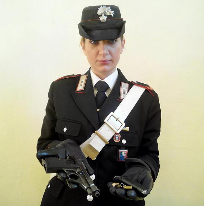 Spara colpi di pistola contro la finestra dei vicini 