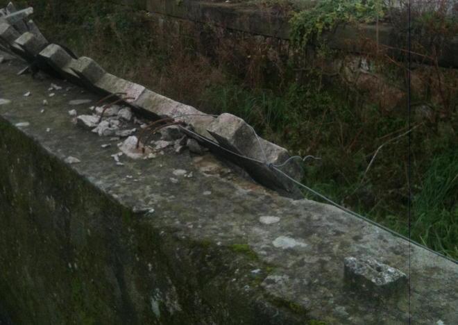 Muro di cemento spaccato dai vandali alla stazione 