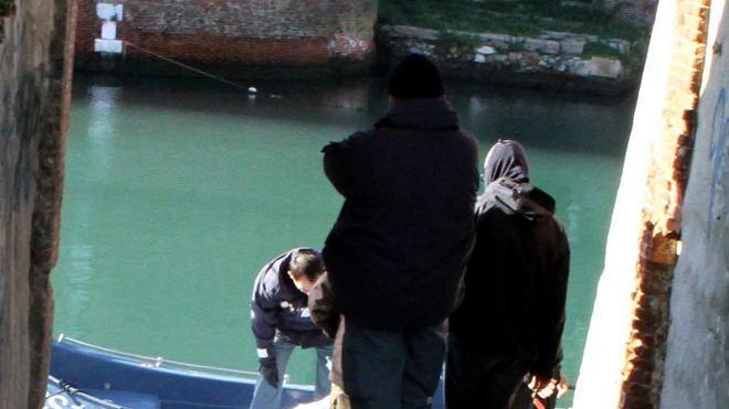 Scivola in acqua e muore giallo nei Fossi di Venezia