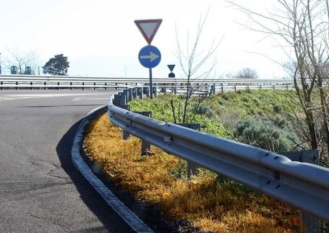 Macomer, cunette pulite con i diserbanti 